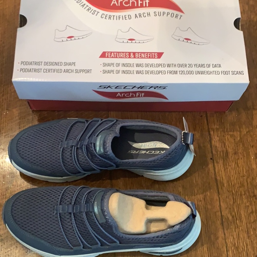 Women’s Skechers Size 8 Arch Fit Sneakers